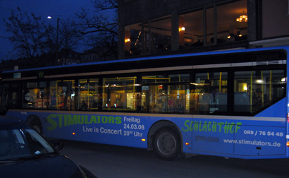 Bus mit Werbung